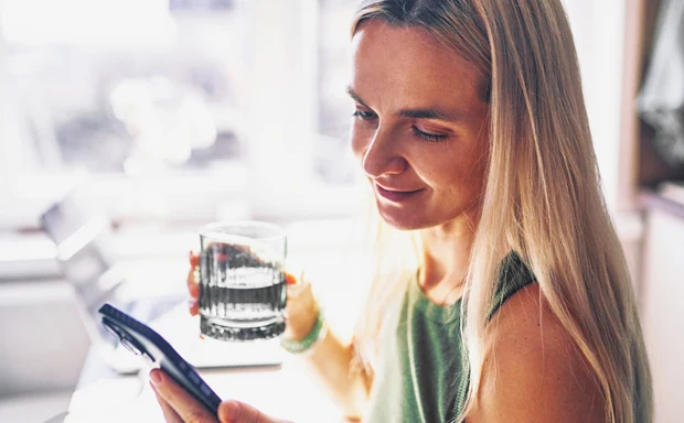 Kvinna som undersöker alternativ för hormonella preventivmedel.