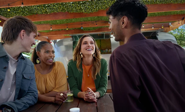 Grupp vänner som pratar om nikotinberoende.