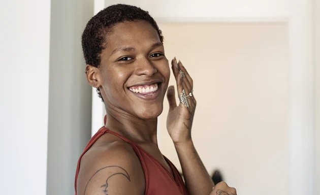 Person med fet hy som gör sin hudvårdsrutin.