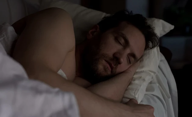 En man som sover i en säng
