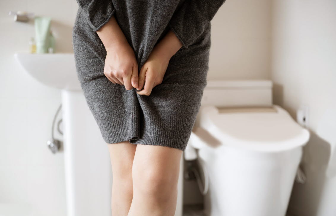Kvinna i klimakteriet som upplever problem med urinträngningar.