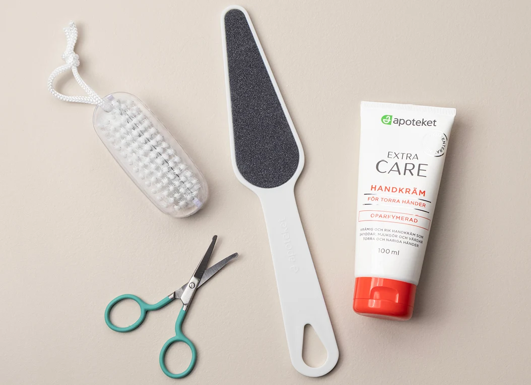 Hand- och fotvård: fil, borste och kräm.