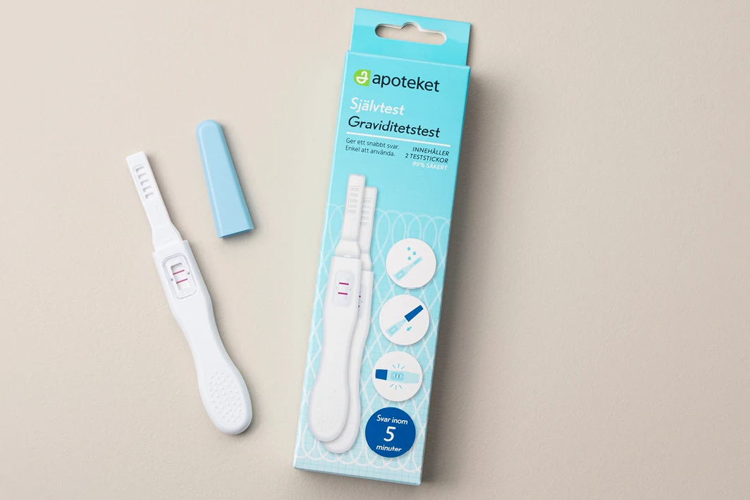 Självtest graviditetstest – produkt och förpackning på beige.