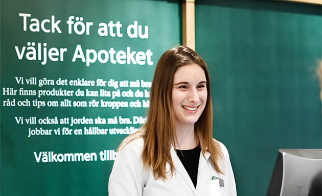 En kund och farmaceut i ett apotek.