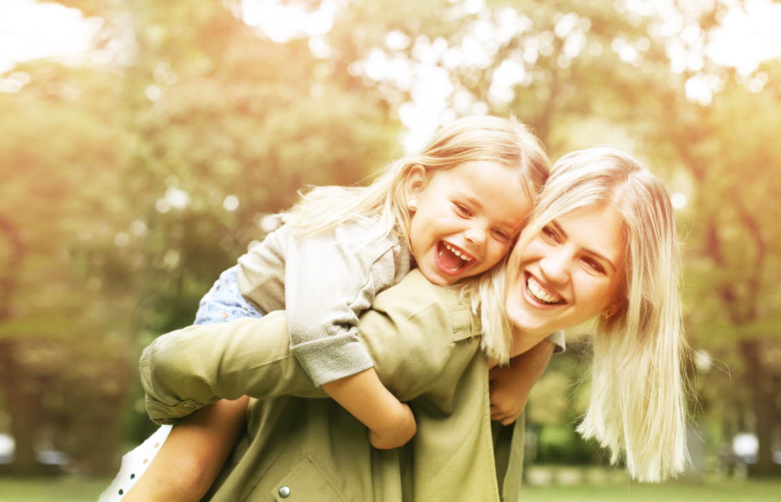 Mamma som leker med sin dotter.