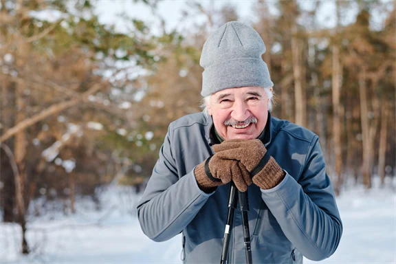 En äldre man med skidstavar.