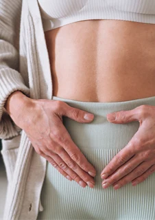 Kvinna som gör knipövningar.