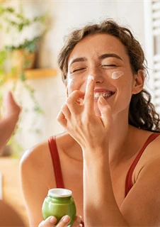 Att ta hand om huden och använda högt solskydd är viktigt för att förebygga pigmentfläckar.