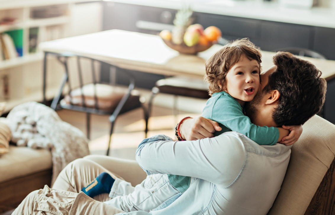 Pappa med sin son som har ADHD.