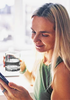 Kvinna som undersöker alternativ för hormonella preventivmedel.