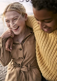 Två unga tjejer som promenerar på stranden. Myom är vanligast bland unga kvinnor.