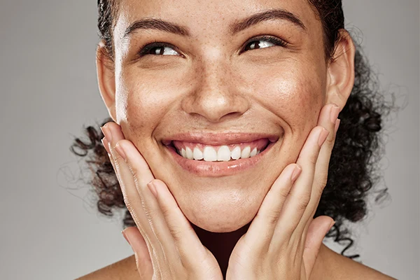 En kvinna med lyster som ler. 