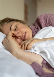 Kvinna med kvalsterallergi som sover.