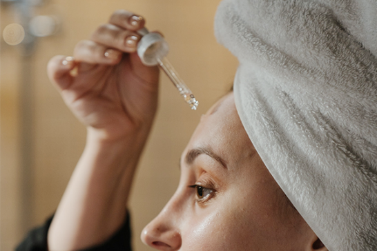 Kvinna som applicerar serum för känslig hy.