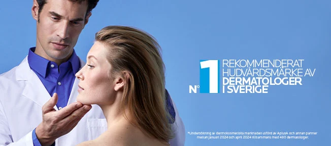En bild på en hudspecialist som håller en kvinnas haka. Med en text Nr 1 rekommenderat hudvårdsmärke av Dermatologer i Sverige mot en blå bakgrund.