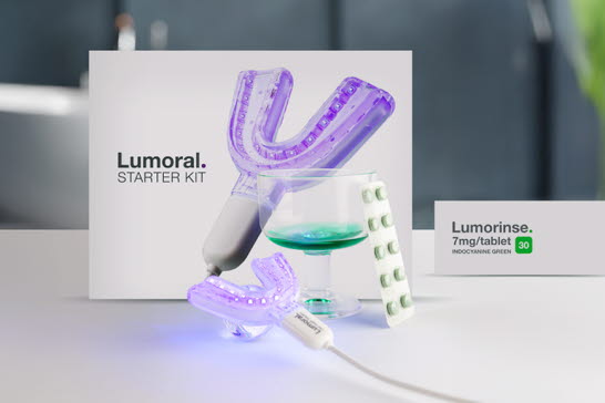 Lumoral Starter Kit med lysande munstycke och Lumorinse-tabletter i badrumsmiljö.