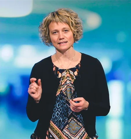 En kvinna håller utbildning för vårdpersonal.