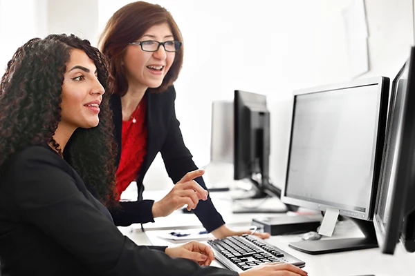 Animerad bild av två personer på ett kontor.