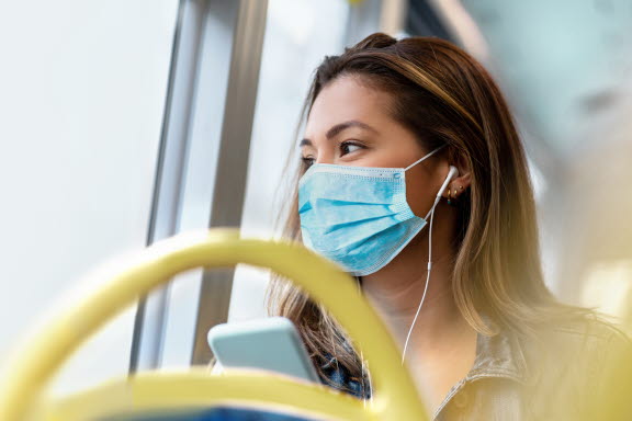 Kvinna med munskydd.