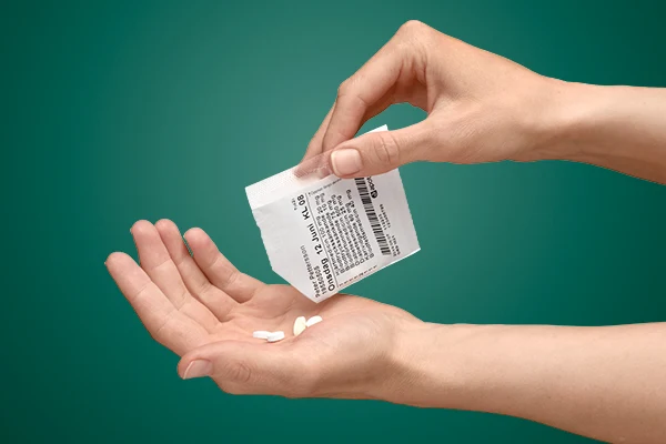 En person som tar sin medicin. 