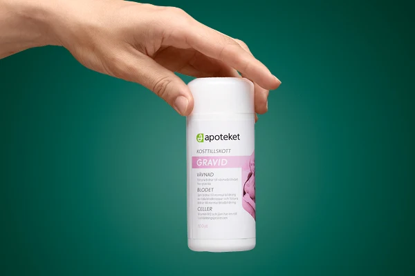 En hand visar upp kosttillskottet "GRAVID" från apoteket.