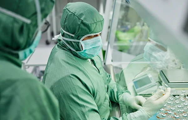Farmaceut arbetar med att bereda sterila specialtillverkade läkemedel till patienter, så kallade extemporeläkemedel.