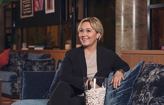 Charlotta Nilsson i en soffa.