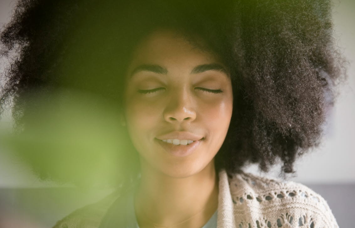 Tjej som andas enligt 4-4-4-metoden för att dämpa sin ångest.