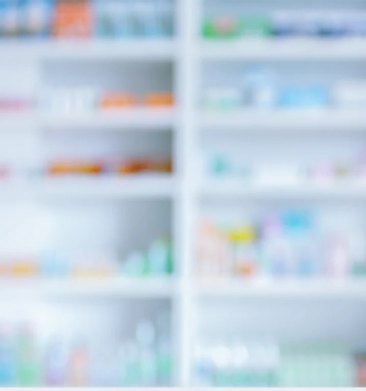 En hylla med produkter.