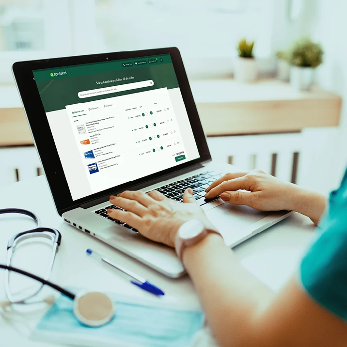 En laptop med apotekets e-handel synlig på skärmen