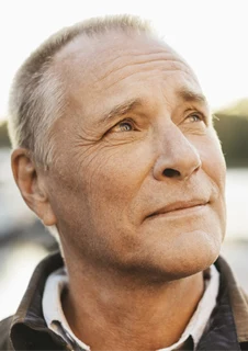 En äldre man som blickar upp.