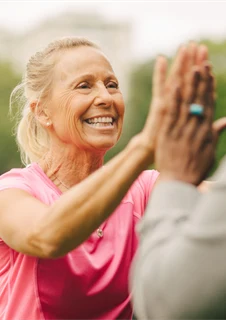 Kvinna som gör high five efter att ha slutat röka.