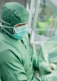Farmaceut arbetar med att bereda sterila specialtillverkade läkemedel till patienter, så kallade extemporeläkemedel.