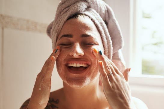Förebygg förstorade porer genom att exfoliera.