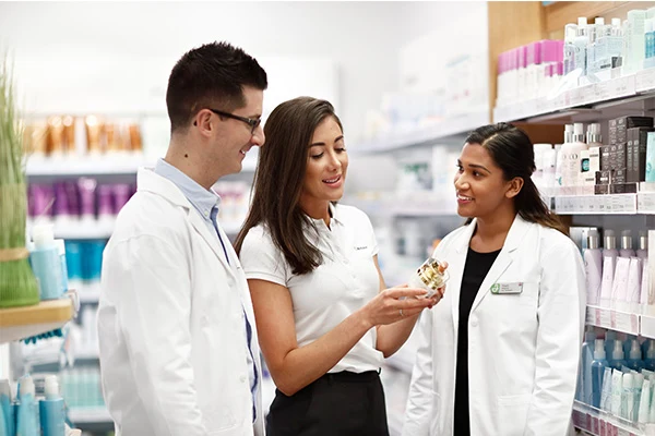 Farmaceuter i ett apotek.