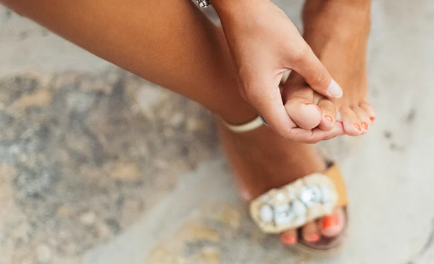 Närbild på ett par fötter.