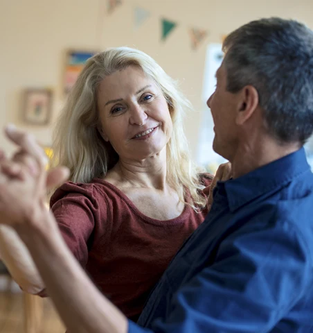En kvinna och en man dansar styrdans tillsammans