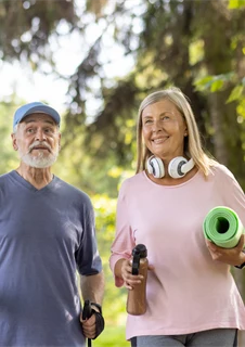 Par med artros som är ute och motionerar.