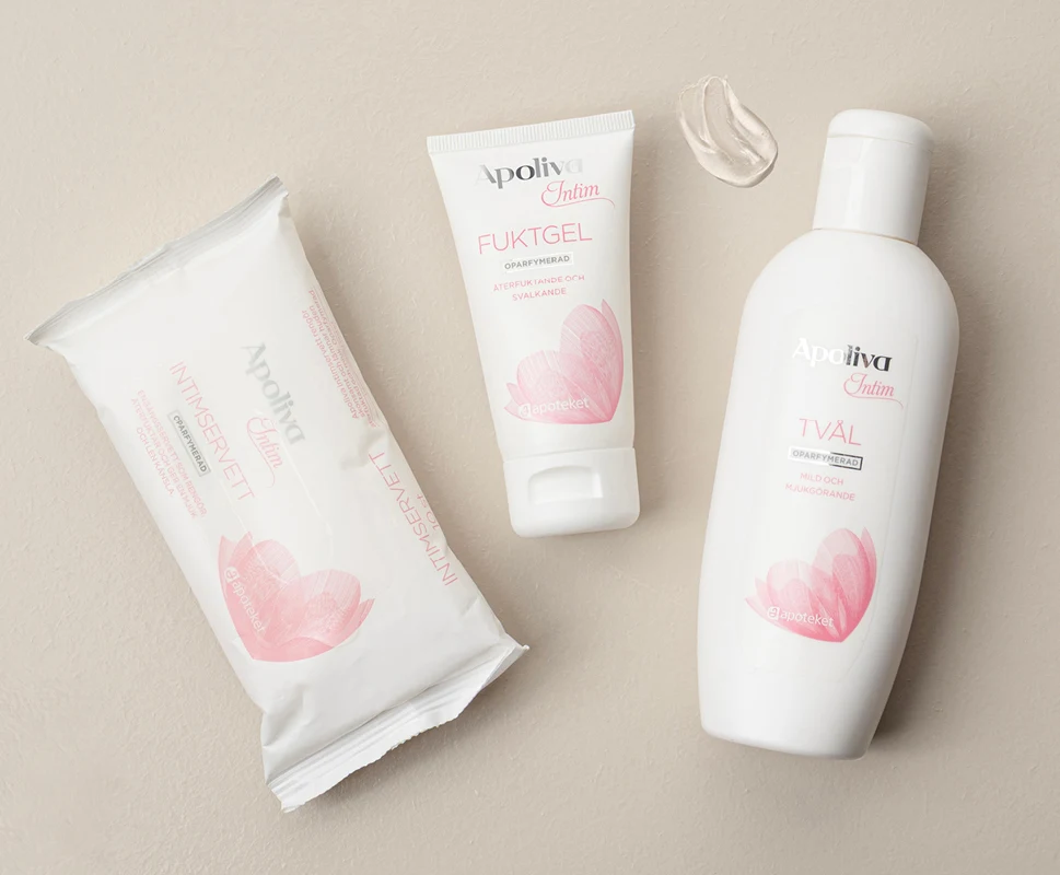 Apoliva Intim: tvål, fuktgel och intimservetter på beige bakgrund.