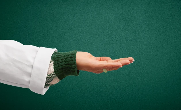 En farmaceut som sträcker ut handen.