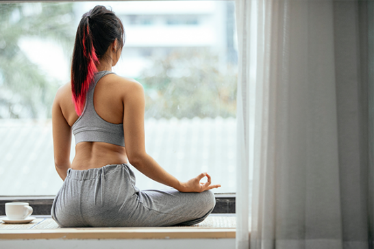 Kvinna som utövar yoga.