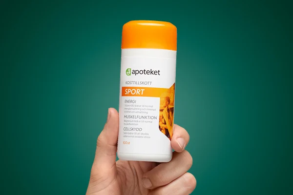En hand visar upp kosttillskottet "SPORT" från apoteket.