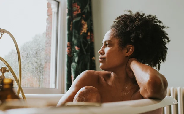 Kvinna med underlivsbesvär som badar badkar. 