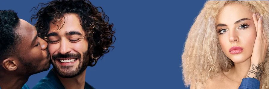 En kille som kysser en kille på kinden.