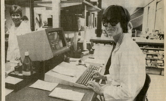Faksimil Skånska dagbladet onsdagen 1 sep 1982 om MAS sjukhustapotek. Nya sjukhusapoteket får recept via dator. På bild receptarien Birgitta Sturfelt som prövar på nymodigheten. Malmö allmänna sjukhus.