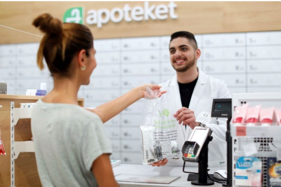 Kund som lämnar in sina gamla läkemedel på apoteket.
