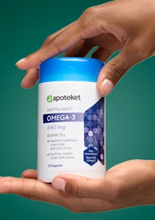 En hand visar upp kosttillskottet "OMEGA 3" från apoteket.