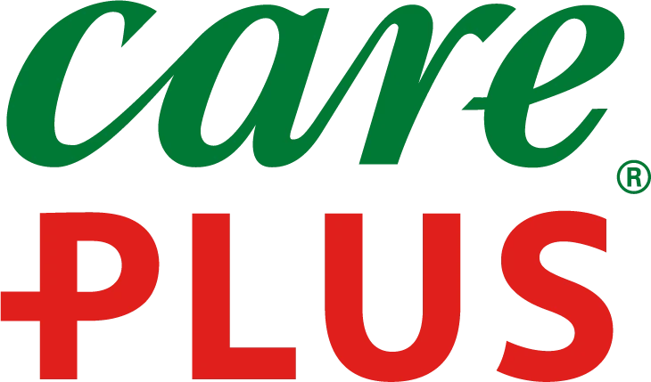 Logotyp för "care plus" med "care" i grön kursiv text och "plus" i röd blocktext.