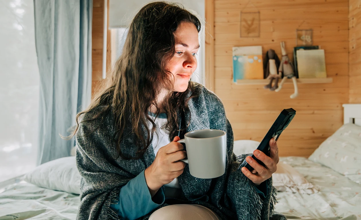 Kvinna som läser på Apoteket.se hur man ska tänka kring sin fertilitet och när det är bäst att försöka skaffa barn samt hur man behöver tänka kring sin egen hälsa.
