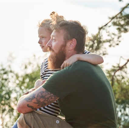 Pappa och barn som håller om varandra.